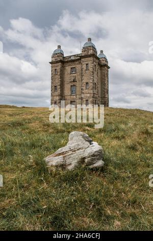 Lyme Park ist ein großes Anwesen südlich von Disley, Chesthire, England, das vom National Trust verwaltet wird. Der Käfig befindet sich im Peak District National Park. Stockfoto