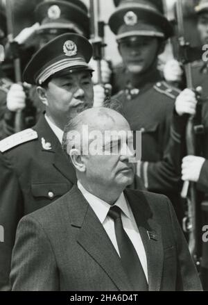 Mikhail Gorbatschow, der ehemalige Führer der Sowjetunion, überprüft im Mai 1989 eine chinesische Ehrenwache auf dem Flughafen von Peking, um einen chinesisch-sowjetischen Gipfel zu beginnen. Stockfoto