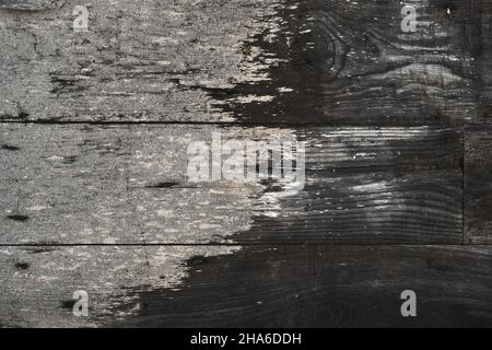 Alte verwitterte Holzbohlenwand mit feuchtem, rustikalem Hintergrund oder Struktur Stockfoto