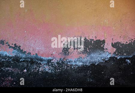 Alte verzweifelte Wand mit feuchten und abgenutzten Schichten von Pastellfarben Farbe, grunge Hintergrund oder Textur Stockfoto