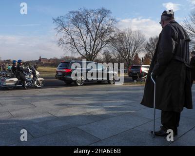 10. Dezember 2021, Washington, District of Columbia, USA: Ein Veteran beobachtet die Autokolonne mit dem Sarg des verstorbenen Senators Bob Dole, der die National Mall verlässt. (Bild: © Sue Dorfman/ZUMA Press Wire) Bild: ZUMA Press, Inc./Alamy Live News Stockfoto