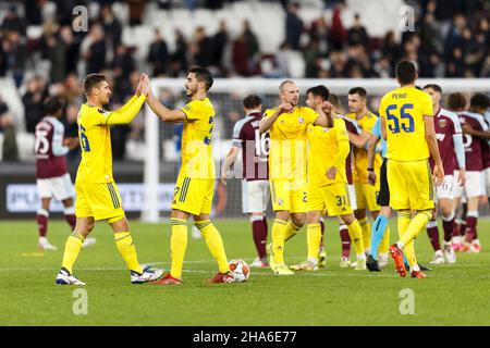 London, Großbritannien. 09th Dez 2021. Dinamo Zagreb feiert nach dem Spiel der UEFA Europa League Group H zwischen West Ham United und Dinamo Zagreb im Londoner Stadion am 9th 2021. Dezember in London, England. (Foto von Daniel Chesterton/phcimages.com) Quelle: PHC Images/Alamy Live News Stockfoto