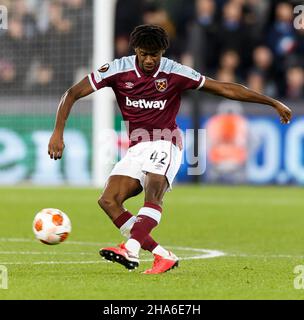 London, Großbritannien. 09th Dez 2021. Aji Alese von West Ham United während des UEFA Europa League Group H-Spiels zwischen West Ham United und Dinamo Zagreb im Londoner Stadion am 9th 2021. Dezember in London, England. (Foto von Daniel Chesterton/phcimages.com) Quelle: PHC Images/Alamy Live News Stockfoto