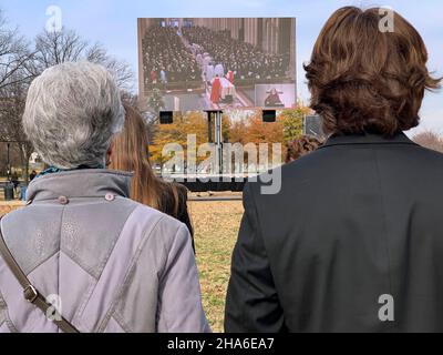 10. Dezember 2021, Washington, District of Columbia, USA: Trauerfeiern beobachteten den Trauerdienst von Senator Bob Dole auf einem Jumbotron in der National Mall. (Bild: © Sue Dorfman/ZUMA Press Wire) Bild: ZUMA Press, Inc./Alamy Live News Stockfoto