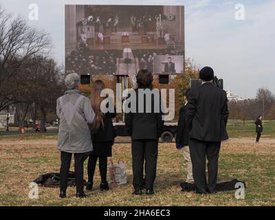 10. Dezember 2021, Washington, District of Columbia, USA: Trauerfeiern beobachteten den Trauerdienst von Senator Bob Dole auf einem Jumbotron in der National Mall. (Bild: © Sue Dorfman/ZUMA Press Wire) Bild: ZUMA Press, Inc./Alamy Live News Stockfoto