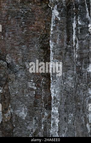 Eis bedeckt den Bergfelsen Stockfoto