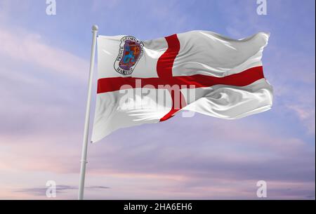 Flagge des Landkreises Prince George's, Maryland , USA bei bewölktem Himmel Hintergrund bei Sonnenuntergang, Panoramablick, Patriotisches Konzept über Prince George's, Maryland A Stockfoto