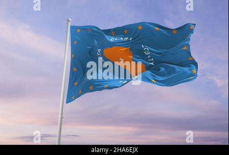 Flagge der Grafschaft Santa Clara, Kalifornien, USA bei bewölktem Himmel Hintergrund bei Sonnenuntergang, Panoramablick, Patriotisches Konzept über Santa Clara, Kalifornien und c Stockfoto