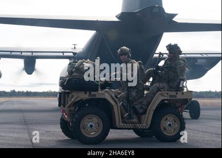 Spezialtaktiker, die dem Spezialtaktikgeschwader 23rd zugewiesen sind, bereiten sich auf den Transport von Patienten im Eglin Range Complex, Florida, 8. Dezember 2021 vor. Das Special Tactics Squadron von 23rd führte eine groß angelegte Übung zur humanitären Hilfe und Katastrophenhilfe durch, an der etwa 300 Teilnehmer teilnahmen, um ST Airmen mit einem komplexen taktischen und Führungskräfteumfeld herauszufordern, das sie in einer echten humanitären Krise treffen würden. Spezielle Taktiken-Einheiten führen strenge Luftkontrolle, Terminal-Angriffskontrolle, Personalrettung und -Wiederherstellung, Sturmzonen-Bewertungen, Schlachtfeld-Trauma durch Stockfoto