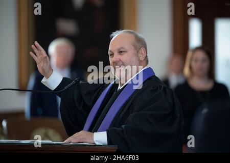 Austin Texas USA, 10 2021. Dez.: Der presbyterianische Pastor Gregory Davidson spricht bei einer Investiturfeier für die neue texanische Oberste Richterin Rebecca A. Huddle im Texas Capitol. Huddle ist seit einem Jahr vor Gericht, aber ihre offizielle Vereidigung wurde aufgrund der COVID-Protokolle verzögert. Kredit: Bob Daemmrich/Alamy Live Nachrichten Stockfoto