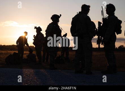 Air Force Special Tactics Operatoren, die dem 23rd Special Tactics Squadron, Hurlburt Field, Florida, zugewiesen wurden, gruppieren sich am 8. Dezember 2021 während einer humanitären Hilfe und Katastrophenhilfe auf dem Eglin Air Force Base Range Complex in Florida. Das Special Tactics Squadron von 23rd führte eine groß angelegte Übung zur humanitären Hilfe und Katastrophenhilfe durch, an der etwa 300 Teilnehmer teilnahmen, um ST Airmen mit einem komplexen taktischen und Führungskräfteumfeld herauszufordern, das sie in einer echten humanitären Krise treffen würden. Spezielle Taktiken Einheiten führen strenge Luftsteuerung, Terminal atta Stockfoto