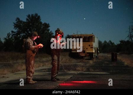 U.S. Marine 3rd Reconnaissance Battalion Joint Terminal Attack Controller führen eine Feueraufruf-Schulung mit einem AC-130J Ghostrider durch, der dem 4th Special Operations Squadron im Eglin Range Complex, Florida, vom 8. Bis 19. November 2021 zugewiesen wurde. Special Tactics Airmen der Special Tactics Squadron 320th aus dem Luftwaffenstützpunkt Kadena, Okinawa, Japan, veranstalteten ihre gemeinsamen und thailändischen Kollegen, um die Partnerschaften zu stärken und die Mitglieder mit den Luftwaffenstützungstaktiken und -Flugzeugen des Air Force Special Operations Command vertraut zu machen. Special Tactics Airmen dienen als US Special Operations Command Stockfoto