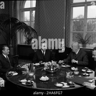 Warszawa, 1969-11-28. Spotkanie premiera Józefa Cyrankiewicza z czechos³owack¹ delegacj¹ partyjno-rz¹dow¹ z cz³onkiem KC Komunistycznej Partii Czechos³owacji, wicepremierem i ministrem planowania rz¹du CSRS Vaclavem Hul¹ oraz sekretarzem KC KPCz Josefem Lenartem na czele. Prom wizyty delegacji Czechos³owacji by³o przeprowadzenie rozmów na temat pog³êbienia i rozszerzenia wspó³pracy gospodarczej miêdzy obu krajami. NZ. przy stole od lewej: Boles³aw Jaszczuk (cz³onek Biura Politycznego, sekretarz KC PZPR), J. Lenart, J. Cyrankiewicz. uu PAP/Edmund Uchymiak Warschau, 28. November 1969. PM Jozef Stockfoto