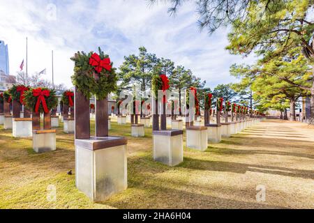 Sonniger Blick auf den Garten mit weihnachtskranz auf dem Stuhl in Oklahoma City Stockfoto