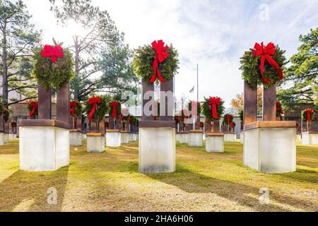 Sonniger Blick auf den Garten mit weihnachtskranz auf dem Stuhl in Oklahoma City Stockfoto