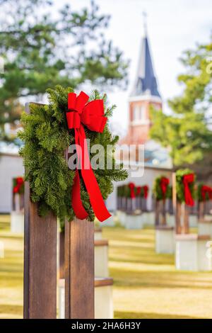 Sonniger Blick auf den Garten mit weihnachtskranz auf dem Stuhl in Oklahoma City Stockfoto