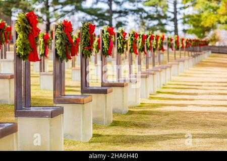 Sonniger Blick auf den Garten mit weihnachtskranz auf dem Stuhl in Oklahoma City Stockfoto