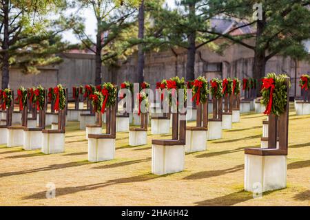 Sonniger Blick auf den Garten mit weihnachtskranz auf dem Stuhl in Oklahoma City Stockfoto