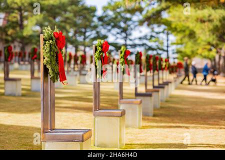 Sonniger Blick auf den Garten mit weihnachtskranz auf dem Stuhl in Oklahoma City Stockfoto