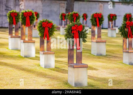 Sonniger Blick auf den Garten mit weihnachtskranz auf dem Stuhl in Oklahoma City Stockfoto