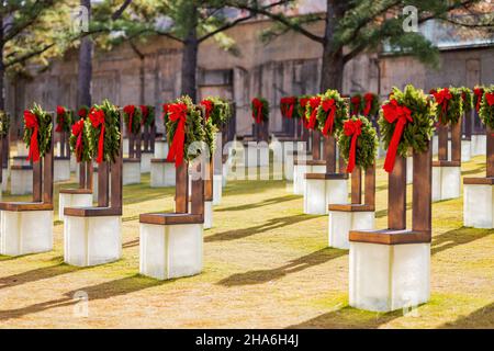 Sonniger Blick auf den Garten mit weihnachtskranz auf dem Stuhl in Oklahoma City Stockfoto