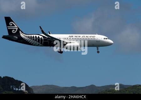 Airbus A320-232, Flugzeug, ZK-OXK, Air New Zealand, Annäherung an den Flughafen Wellington, Nordinsel, Neuseeland Stockfoto