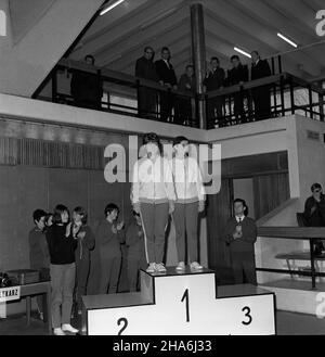 Lublin, 1969-12. W dniach 3-5 grudnia odby³y siê w Lublinie X Miêdzynarodowe Mistrzostwa Polski w Tenisie Sto³owym. NZ. zwyciê¿czynie turnieju dru¿ynowego Danuta Caliñska i Czes³awa Noworyta. kw PAP/Jan Trembecki Dok³adny dzieñ wydarzenia nieustalony. Lublin, Dezember 1969. Die Internationale Polnische Tischtennismeisterschaft 10th fand am 3. Und 5. Dezember statt. Im Bild: Die Sieger des Mannschaftsturniers Danuta Calinska und Czeslawa Noworyta. kw PAP/Jan Trembecki Stockfoto