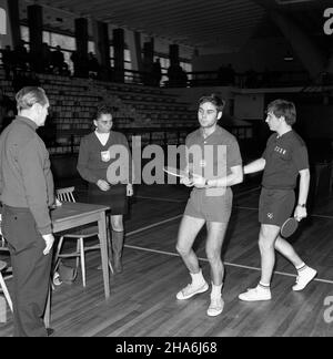 Lublin, 1969-12. W dniach 3-5 grudnia odby³y siê w Lublinie X Miêdzynarodowe Mistrzostwa Polski w Tenisie Sto³owym. NZ. Zawodnicy rywalizuj¹cy w turnieju gry pojedynczej. kw PAP/Jan Trembecki Dok³adny dzieñ wydarzenia nieustalony. Lublin, 12. Dezember 1969. Die Internationale Polnische Tischtennismeisterschaft 10th fand am 3. Und 5. Dezember statt. Im Bild: einzelspieler. kw PAP/Jan Trembecki Stockfoto