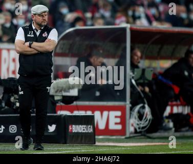 Köln, Deutschland. 10th Dez 2021. Steffen Baumgart, Cheftrainer von Köln, schaut beim Bundesliga-Fußballspiel zwischen Augsburg und dem FC Köln im RheinEnergie-Stadion in Köln (Endstand; Augsburg 2:0 FC Köln) Credit: SOPA Images Limited/Alamy Live News Stockfoto