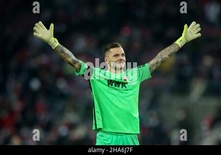 Köln, Deutschland. 10th Dez 2021. Torhüter Rafal Gikiewicz vom FC Augsburg Gesten während des Bundesliga-Fußballs zwischen Augsburg und dem FC Köln im RheinEnergie-Stadion in Köln ( Endstand; Augsburg 2:0 FC Köln) Credit: SOPA Images Limited/Alamy Live News Stockfoto