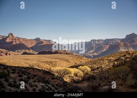 Der relativ flache Blick vom Plateau Point Trail im Grand Canyon entlang des Tonto Trail Stockfoto