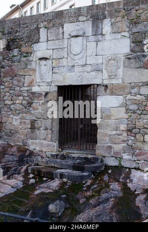 Mauer und Tür von 'San Miguel' vor der 'San Antón' Burg Coruna, Galicien, Spanien Stockfoto