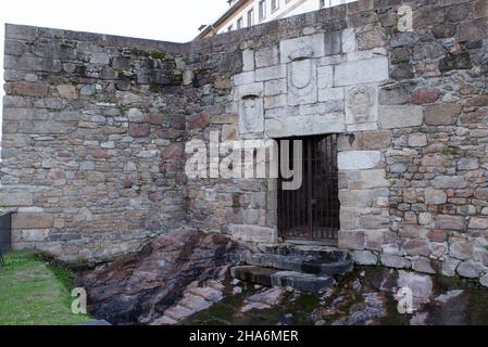 Mauer und Tür von 'San Miguel' vor der 'San Antón' Burg Coruna, Galicien, Spanien Stockfoto