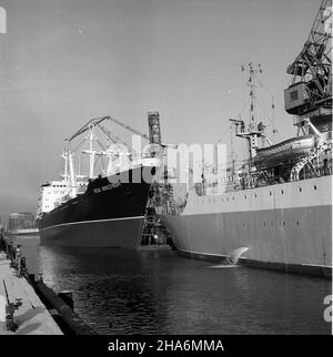 Gdañsk, 1969-12. Stocznia Gdañska im. Lenina. NZ. M/s Ró¿a Luksemburg zbudowany dla armatora Zwi¹zku Socjalistycznych Republik Radzieckich (ZSRR). Ad PAP/Janusz Uklejewski Dok³adny dzieñ wydarzenia nieustalony. Danzig, Dezember 1969. Die Danziger Lenin-Werft. Im Bild: M/s Roza Luksemburg gebaut für einen sowjetischen Reeder. Ad PAP/Janusz Uklejewski Stockfoto