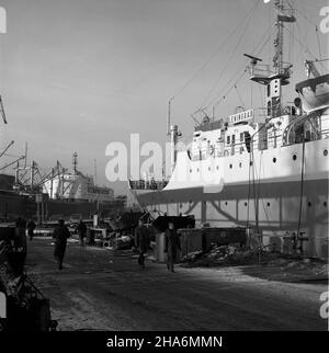 Gdañsk, 1969-12. Stocznia Gdañska im. Lenina. NZ. trawler Leningrad zbudowany dla armatora Zwi¹zku Socjalistycznych Republik Radzieckich (ZSRR). Ad PAP/Janusz Uklejewski Dok³adny dzieñ wydarzenia nieustalony. Danzig, Dezember 1969. Die Danziger Lenin-Werft. Im Bild: Der Leningrader Trawler, gebaut für einen sowjetischen Reeder. Ad PAP/Janusz Uklejewski Stockfoto