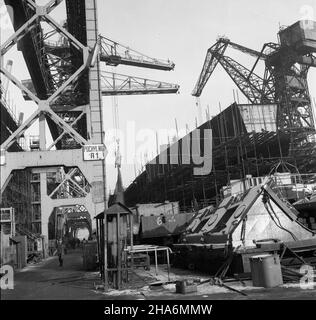 Gdañsk, 1969-12. Stocznia Gdañska im. Lenina. NZ. Statek w budowie na pochylni A1. Ad PAP/Janusz Uklejewski Dok³adny dzieñ wydarzenia nieustalony. Danzig, Dezember 1969. Die Danziger Lenin-Werft. Bild: Ein Schiff im Bau auf der A1 Slipanlage. Ad PAP/Janusz Uklejewski Stockfoto