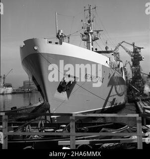 Gdañsk, 1969-12. Stocznia Gdañska im. Lenina. NZ. trawler Leningrad zbudowany dla armatora Zwi¹zku Socjalistycznych Republik Radzieckich (ZSRR). Ad PAP/Janusz Uklejewski Dok³adny dzieñ wydarzenia nieustalony. Danzig, Dezember 1969. Die Danziger Lenin-Werft. Im Bild: Der Leningrader Trawler, gebaut für einen sowjetischen Reeder. Ad PAP/Janusz Uklejewski Stockfoto