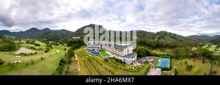 Da Lat City, Lam Dong Province, Vietnam-3. Dezember 2021: Panorama des 5-Sterne Schweizer Belresort Tuyen Lam von oben Stockfoto