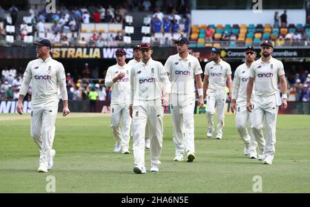 Der englische Kapitän Joe Root ( Center ) geht mit seinem Team nach der Niederlage am vierten Tag des ersten Ashes-Tests in Gabba, Brisbane, los. Stockfoto