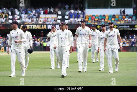 Der englische Kapitän Joe Root ( Center ) geht mit seinem Team nach der Niederlage am vierten Tag des ersten Ashes-Tests in Gabba, Brisbane, los. Stockfoto