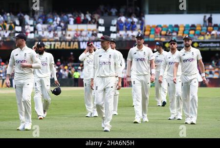 Der englische Kapitän Joe Root ( Center ) geht mit seinem Team nach der Niederlage am vierten Tag des ersten Ashes-Tests in Gabba, Brisbane, los. Stockfoto