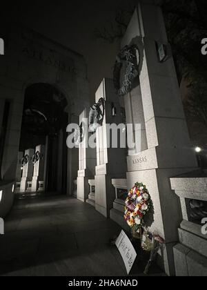 Washington, DC, USA. 10th Dez 2021. Bob Dole wurde am Abend seiner Trauerfeier am 10. Dezember 2021 in Washington, DC, am World war 2 Memorial mit Kranz geehrt. Kredit: Mpi34/Media Punch/Alamy Live Nachrichten Stockfoto