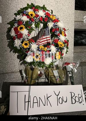 Washington, DC, USA. 10th Dez 2021. Bob Dole wurde am Abend seiner Trauerfeier am 10. Dezember 2021 in Washington, DC, am World war 2 Memorial mit Kranz geehrt. Kredit: Mpi34/Media Punch/Alamy Live Nachrichten Stockfoto