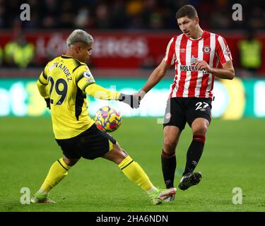 London, England, 10th. Dezember 2021. Vitaly Janelt von Brentford tritt gegen Cucho Hernandez von Watford FC während des Premier League-Spiels im Brentford Community Stadium, London, an. Bildnachweis sollte lauten: Jacques Feeney / Sportimage Kredit: Sportimage/Alamy Live News Stockfoto