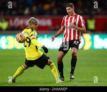 London, England, 10th. Dezember 2021. Vitaly Janelt von Brentford tritt gegen Cucho Hernandez von Watford FC während des Premier League-Spiels im Brentford Community Stadium, London, an. Bildnachweis sollte lauten: Jacques Feeney / Sportimage Kredit: Sportimage/Alamy Live News Stockfoto