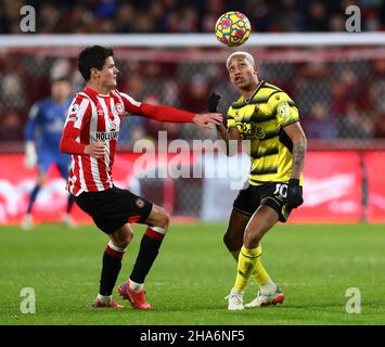 London, England, 10th. Dezember 2021. Cucho Hernandez vom Watford FC kämpft während des Premier League-Spiels im Brentford Community Stadium, London, um den Besitz mit Christian Norgaard von Brentford. Bildnachweis sollte lauten: Jacques Feeney / Sportimage Kredit: Sportimage/Alamy Live News Stockfoto