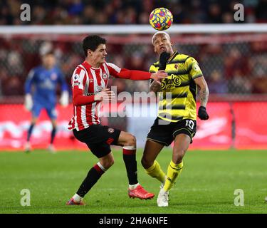 London, England, 10th. Dezember 2021. Cucho Hernandez vom Watford FC kämpft während des Premier League-Spiels im Brentford Community Stadium, London, um den Besitz mit Christian Norgaard von Brentford. Bildnachweis sollte lauten: Jacques Feeney / Sportimage Kredit: Sportimage/Alamy Live News Stockfoto