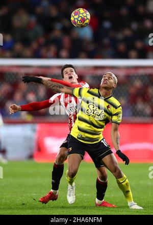 London, England, 10th. Dezember 2021. Cucho Hernandez vom Watford FC kämpft während des Premier League-Spiels im Brentford Community Stadium, London, um den Besitz mit Christian Norgaard von Brentford. Bildnachweis sollte lauten: Jacques Feeney / Sportimage Kredit: Sportimage/Alamy Live News Stockfoto