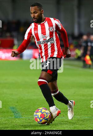 London, England, 10th. Dezember 2021. Rico Henry von Brentford läuft mit dem Ball während des Premier League-Spiels im Brentford Community Stadium, London. Bildnachweis sollte lauten: Jacques Feeney / Sportimage Kredit: Sportimage/Alamy Live News Stockfoto