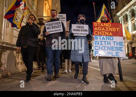 London, Großbritannien. 10th Dez 2021. London, Großbritannien. 10th Dez 2021. Demonstranten, darunter der im Exil lebende Hongkonger Simon Cheng, führen andere zu einem protestmarsch, während sie während der Kundgebung Plakate hielten. Verschiedene Gemeinden gegen die Kommunistische Partei Chinas (gegen die KPCh) in London versammelten sich am Piccadilly Circus und marschierten später zur Downing Street 10. Hongkong, Tibeter und Uiguren kamen zusammen, um die Versuche der KPCh zu verurteilen, abweichende Stimmen zu unterdrücken. Die Demonstranten forderten auch die westliche Welt auf, die Olympischen Winterspiele 2022 in Peking als Reaktion auf die Unterdrückung der Menschenrechte in China zu boykottieren. Stockfoto